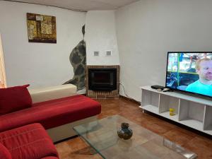 TV a/nebo společenská místnost v ubytování Casa Rural Pimentel