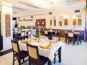 Reštaurácia alebo iné gastronomické zariadenie v ubytovaní Hotel Dąbrowski