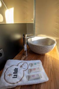 een badkamer met een wastafel en een handdoek op de vloer bij La Bulle in Cómpeta