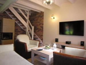 Telewizja i/lub zestaw kina domowego w obiekcie Santoczno Santohaus Dom Wakacyjny nr 7