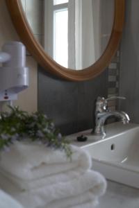 un baño con lavabo y espejo en ΑΡΑΪΔΟΥ΄-ARAIDOY, en Ioannina