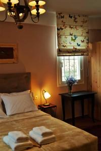 Un dormitorio con una cama con dos toallas encima. en ΑΡΑΪΔΟΥ΄-ARAIDOY, en Ioannina