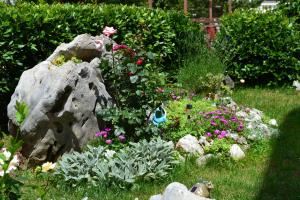 Ein Garten an der Unterkunft Apartments Knežević