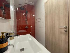 Koupelna v ubytování Hotel Story + 37 fotografií
