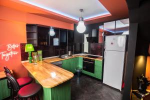 eine Küche mit grünen Schränken und einem weißen Kühlschrank in der Unterkunft Black Mansion in Istanbul