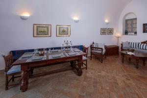 salon z drewnianym stołem i krzesłami w obiekcie Azure Villa Santorini w Imerovíglion