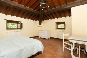 Postel nebo postele na pokoji v ubytování Casale il Ginepro by VacaVilla + 24 fotografií