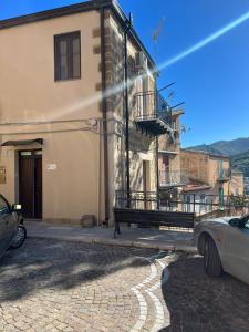 カステル・ディ・トゥーザにあるDal castello al mareの建物の前に駐車された車