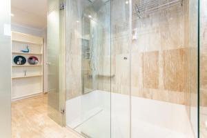 ポルト・ダ・ポリェンサにあるApartment Vora Dorのバスルーム(ガラスドア付きのシャワー付) +13枚の写真