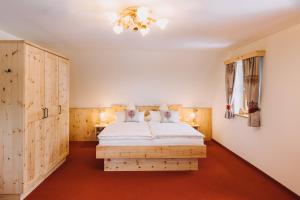 库罗阿尔滕堡Erzgebirgshaus Zirbenliebe的一间带床和吊灯的卧室