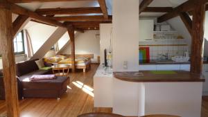 ein Wohnzimmer mit einem Sofa und einer Küche in der Unterkunft Ferienwohnung am Erfurter Dom in Erfurt