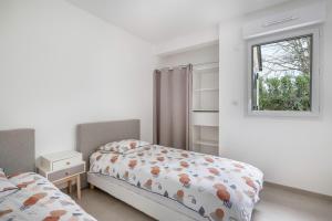 1 dormitorio con 2 camas y ventana en Appartement moderne pour 4 situe a La Baule Escoublac, en La Baule