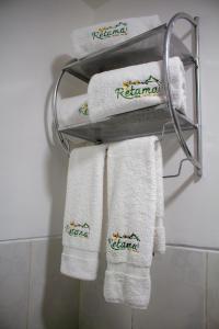 a group of towels on a towel rack in a bathroom at Hotel Retama Machupicchu in Machu Picchu +154 photos