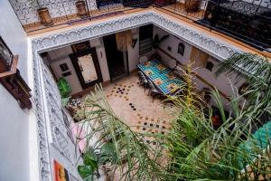 马拉喀什Riad Vis Ta Vie的客厅的俯视图，配有桌子和椅子