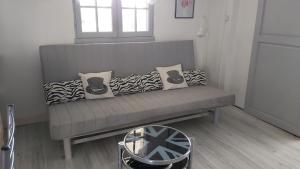 - un canapé dans le salon avec des oreillers dans l'établissement domaine de Castencau, à Saint-Louis-de-Montferrand