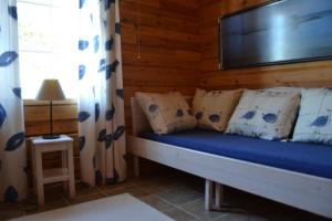 1 dormitorio con 1 cama y TV en la pared en Villa Sea Golf Rönnäs, en Lovisa