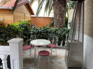 un patio con mesa y 4 sillas en La Nueva Mansión, en Navalcarnero