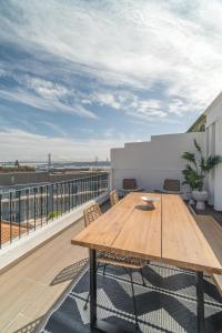 Una mesa de madera en un balcón con vistas. en Casa Boma Lisboa - Sunny Apartment with Private Balcony and Panoramic Bridge View - Ajuda I, en Lisboa 25 fotos más