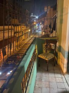 ein Zimmer mit einem Stuhl und einem Pool in der Unterkunft Chao Mamá Hostal in Santo Domingo