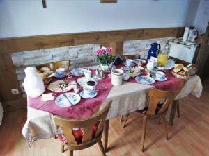 stół jadalny z fioletową tkaniną w obiekcie Haus Saurler - Chiemgau Karte w mieście Inzell