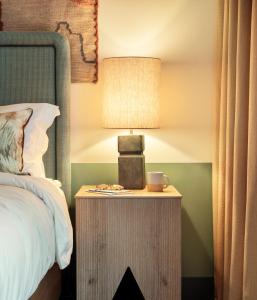 Cama ou camas em um quarto em The Hoxton, Poblenou