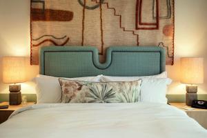 Cama ou camas em um quarto em The Hoxton, Poblenou