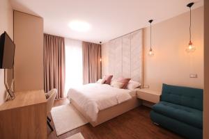 pokój hotelowy z łóżkiem i kanapą w obiekcie D-Palace-Adriatic w mieście Donji Zemunik