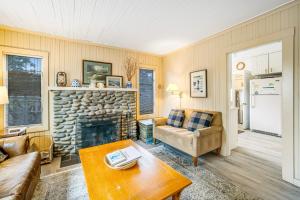 ein Wohnzimmer mit Couch und Kamin in der Unterkunft Salt Water Cottage in Gearhart