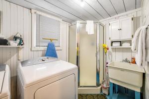 ein Badezimmer mit Waschmaschine und Dusche in der Unterkunft Salt Water Cottage in Gearhart + 52 Fotos
