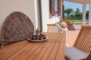 un tavolo in legno con un cesto di frutta sopra di AGRITURISMO CAMPO ALL'OLMO a La Sdriscia