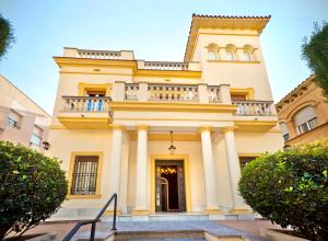 a building with a balcony on top of it at Villa Victoria Barcelona in Barcelona