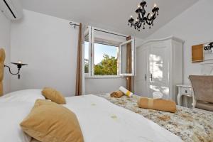Posteľ alebo postele v izbe v ubytovaní Villa Melita - Heated pool within Nature Park + 37 fotografií