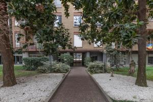 Vonkajšia záhrada v ubytovaní JOIVY Modern 2bed flat with balcony, 250m from M5 Foppa and M2 Sant'Agostino