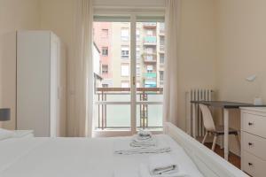 Posteľ alebo postele v izbe v ubytovaní JOIVY Modern 2bed flat with balcony, 250m from M5 Foppa and M2 Sant'Agostino