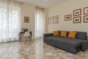 Posedenie v ubytovaní JOIVY Modern 2bed flat with balcony, 250m from M5 Foppa and M2 Sant'Agostino