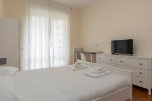 Posteľ alebo postele v izbe v ubytovaní JOIVY Modern 2bed flat with balcony, 250m from M5 Foppa and M2 Sant'Agostino