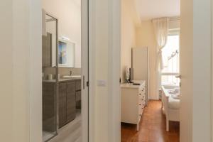Kúpeľňa v ubytovaní JOIVY Modern 2bed flat with balcony, 250m from M5 Foppa and M2 Sant'Agostino
