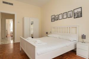 Posteľ alebo postele v izbe v ubytovaní JOIVY Modern 2bed flat with balcony, 250m from M5 Foppa and M2 Sant'Agostino