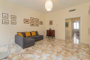 Posedenie v ubytovaní JOIVY Modern 2bed flat with balcony, 250m from M5 Foppa and M2 Sant'Agostino