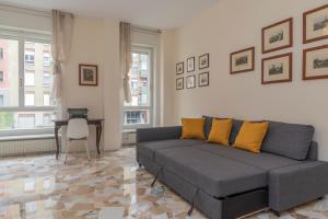 Posedenie v ubytovaní JOIVY Modern 2bed flat with balcony, 250m from M5 Foppa and M2 Sant'Agostino