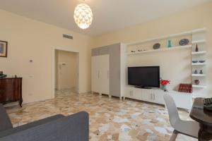 Televízia a/alebo spoločenská miestnosť v ubytovaní JOIVY Modern 2bed flat with balcony, 250m from M5 Foppa and M2 Sant'Agostino