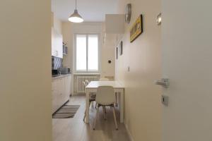 Kuchyňa alebo kuchynka v ubytovaní JOIVY Modern 2bed flat with balcony, 250m from M5 Foppa and M2 Sant'Agostino