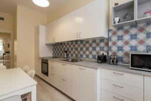 Kuchyňa alebo kuchynka v ubytovaní JOIVY Modern 2bed flat with balcony, 250m from M5 Foppa and M2 Sant'Agostino
