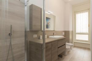 Kúpeľňa v ubytovaní JOIVY Modern 2bed flat with balcony, 250m from M5 Foppa and M2 Sant'Agostino