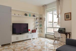 Televízia a/alebo spoločenská miestnosť v ubytovaní JOIVY Modern 2bed flat with balcony, 250m from M5 Foppa and M2 Sant'Agostino
