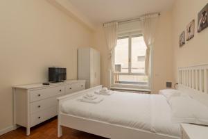 Posteľ alebo postele v izbe v ubytovaní JOIVY Modern 2bed flat with balcony, 250m from M5 Foppa and M2 Sant'Agostino