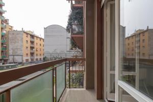Balkón alebo terasa v ubytovaní JOIVY Modern 2bed flat with balcony, 250m from M5 Foppa and M2 Sant'Agostino