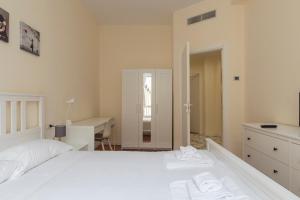 Posteľ alebo postele v izbe v ubytovaní JOIVY Modern 2bed flat with balcony, 250m from M5 Foppa and M2 Sant'Agostino