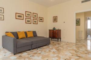 Posedenie v ubytovaní JOIVY Modern 2bed flat with balcony, 250m from M5 Foppa and M2 Sant'Agostino