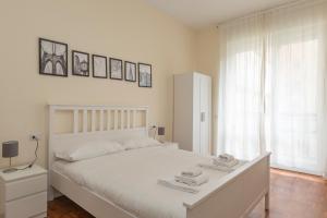 Posteľ alebo postele v izbe v ubytovaní JOIVY Modern 2bed flat with balcony, 250m from M5 Foppa and M2 Sant'Agostino